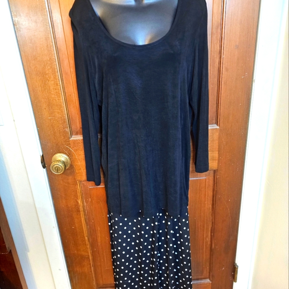 2pc Black and white Slinky Brands top and capri pants